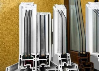 要區(qū)分?jǐn)鄻蜾X門(mén)窗，可以從以下幾個(gè)方面